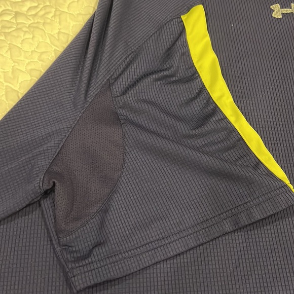 Underarmour short sleeve navy tshirt yellow bands on sleeves wicking material XL - Picture 3 of 7
